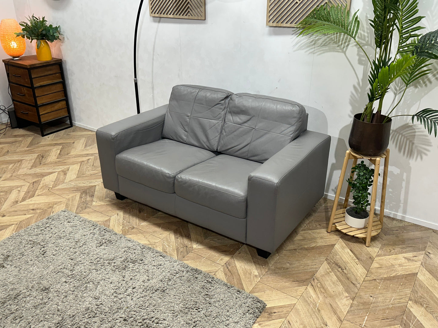 Grijze Leather Look 2-Zits Zetel ~ Vaste Kussens