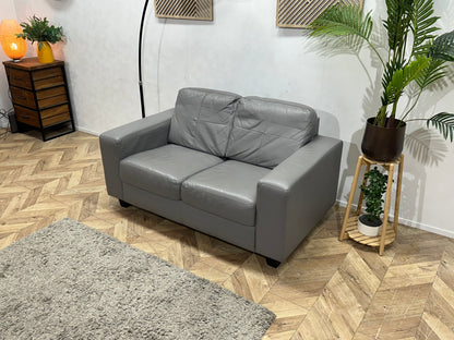 Grijze Leather Look 2-Zits Zetel ~ Vaste Kussens