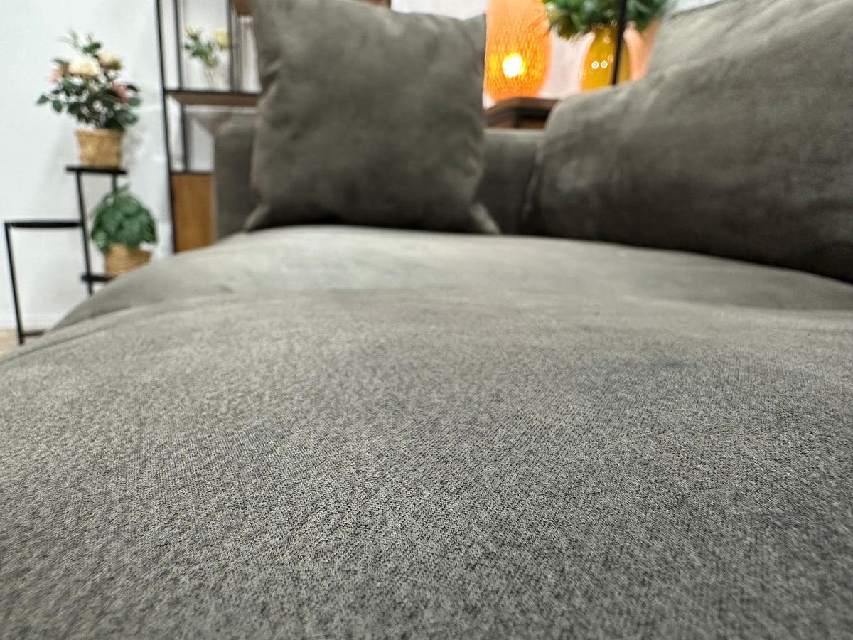 Taupe Suede Stoffen Rechte Zetel ~ Losse Rugkussens Met Afneembare Hoezen