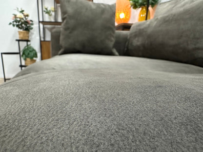 Taupe Suede Stoffen Rechte Zetel ~ Losse Rugkussens Met Afneembare Hoezen