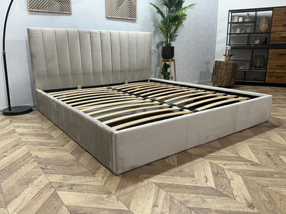 !Showroommodel! Licht Grijze Velvet Tweepersoonsbed Inc Lattenbodem