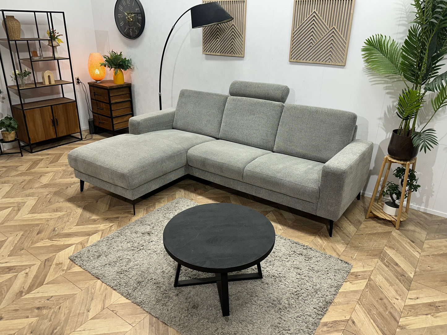 Licht Grijze Suede Stoffen Hoekzetel ~ Losse Rugkussens Met Afneembare Hoezen