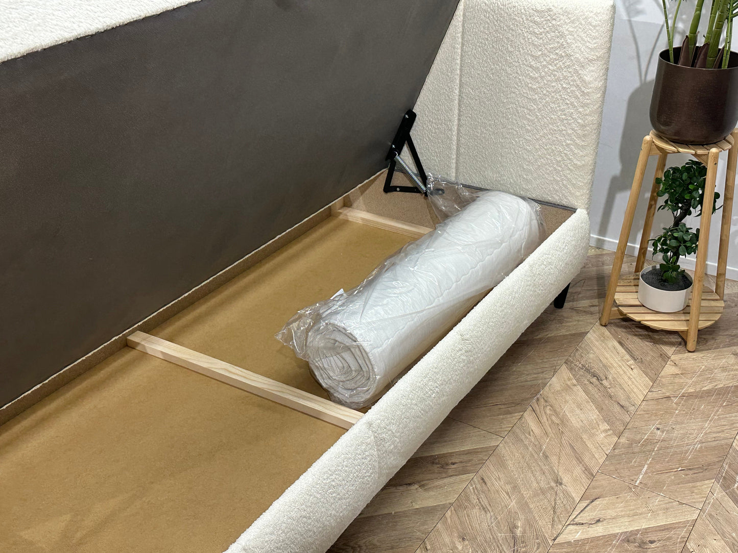 !Showroommodel! Witte Bouclé Stoffen Boxspring Inc Topper