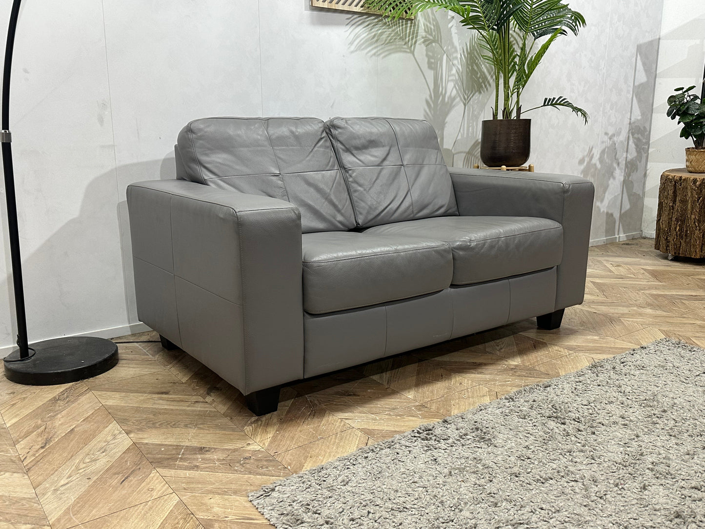 Grijze Leather Look 2-Zits Zetel ~ Vaste Kussens