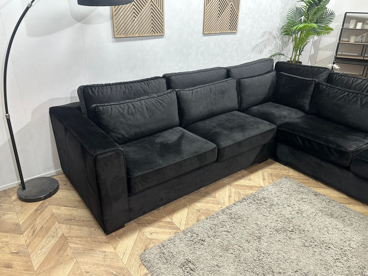 Zwarte Velvet Hoekzetel ~ Losse Kussens Met Afneembare Hoezen