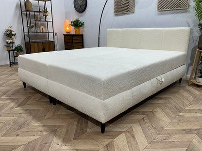 !Showroommodel! Witte Bouclé Stoffen Boxspring Inc Topper