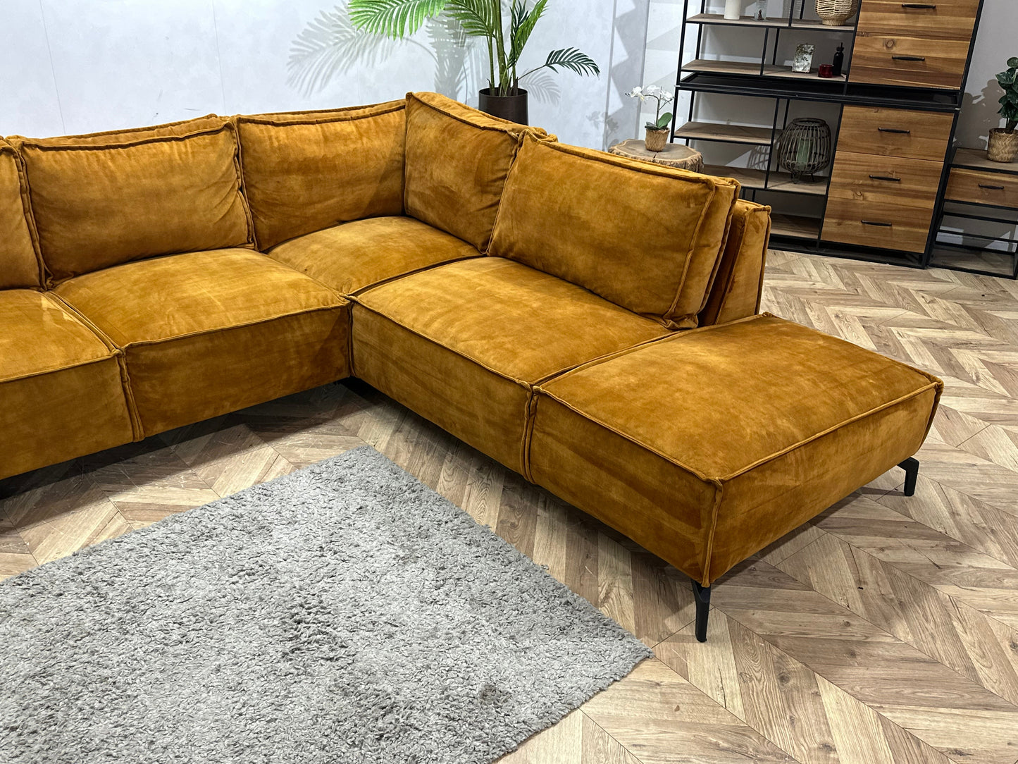 Oker Gele Velvet Hoekzetel ~ Losse Rugkussens Met Afneembare Hoezen
