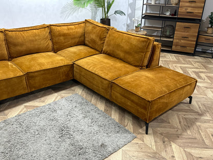 Oker Gele Velvet Hoekzetel ~ Losse Rugkussens Met Afneembare Hoezen