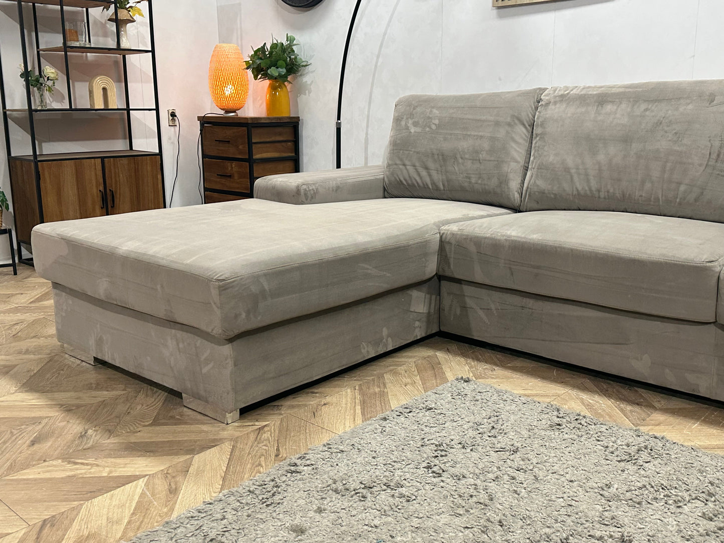 Grijze Velvet Hoekzetel ~ Losse Rugkussens Met Afneembare Hoezen