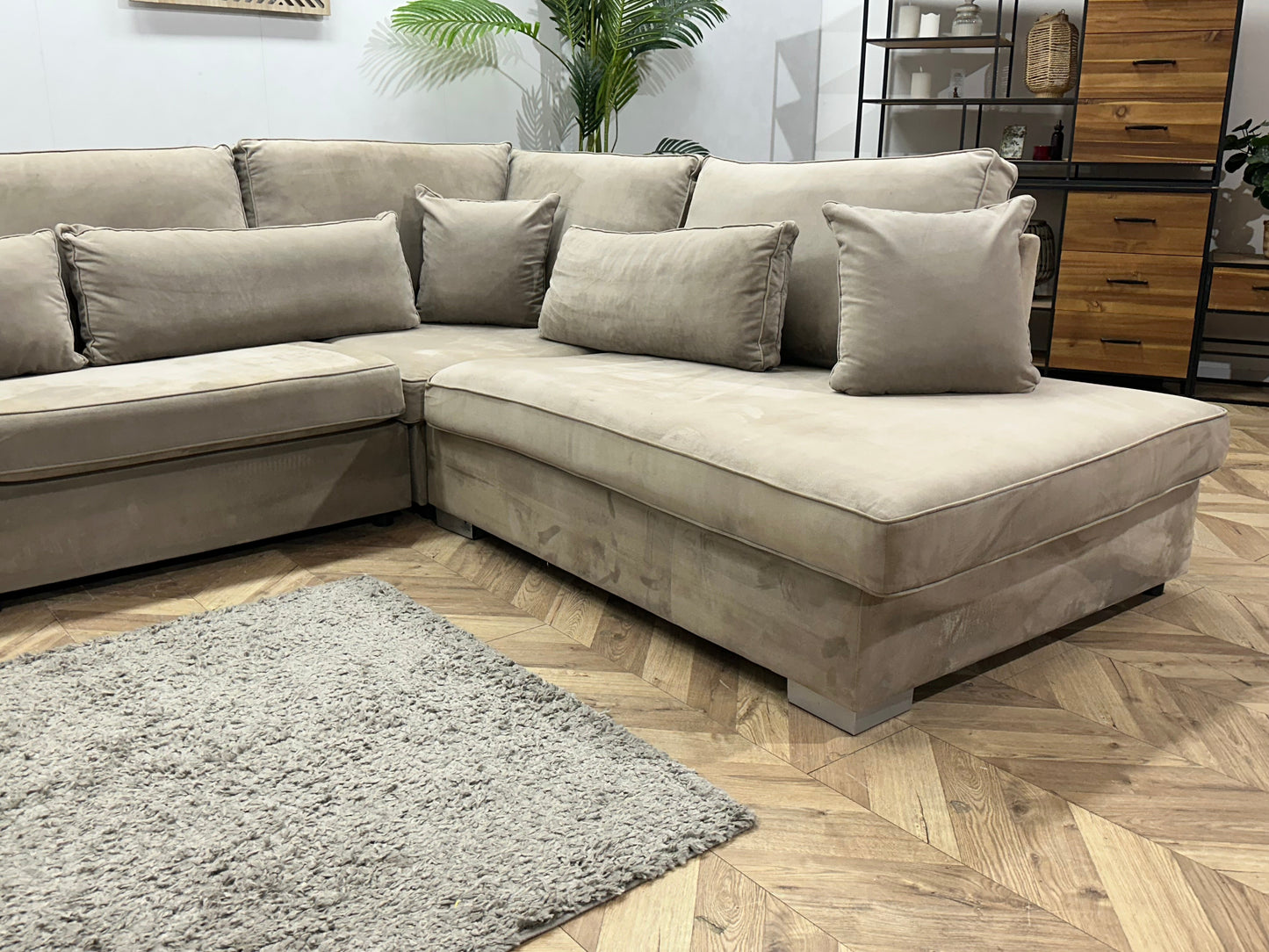 Grijze/Beige Velvet Hoekzetel ~ Losse Kussens Met Afneembare Hoezen