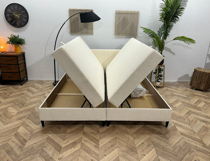 !Showroommodel! Witte Bouclé Stoffen Boxspring Inc Topper