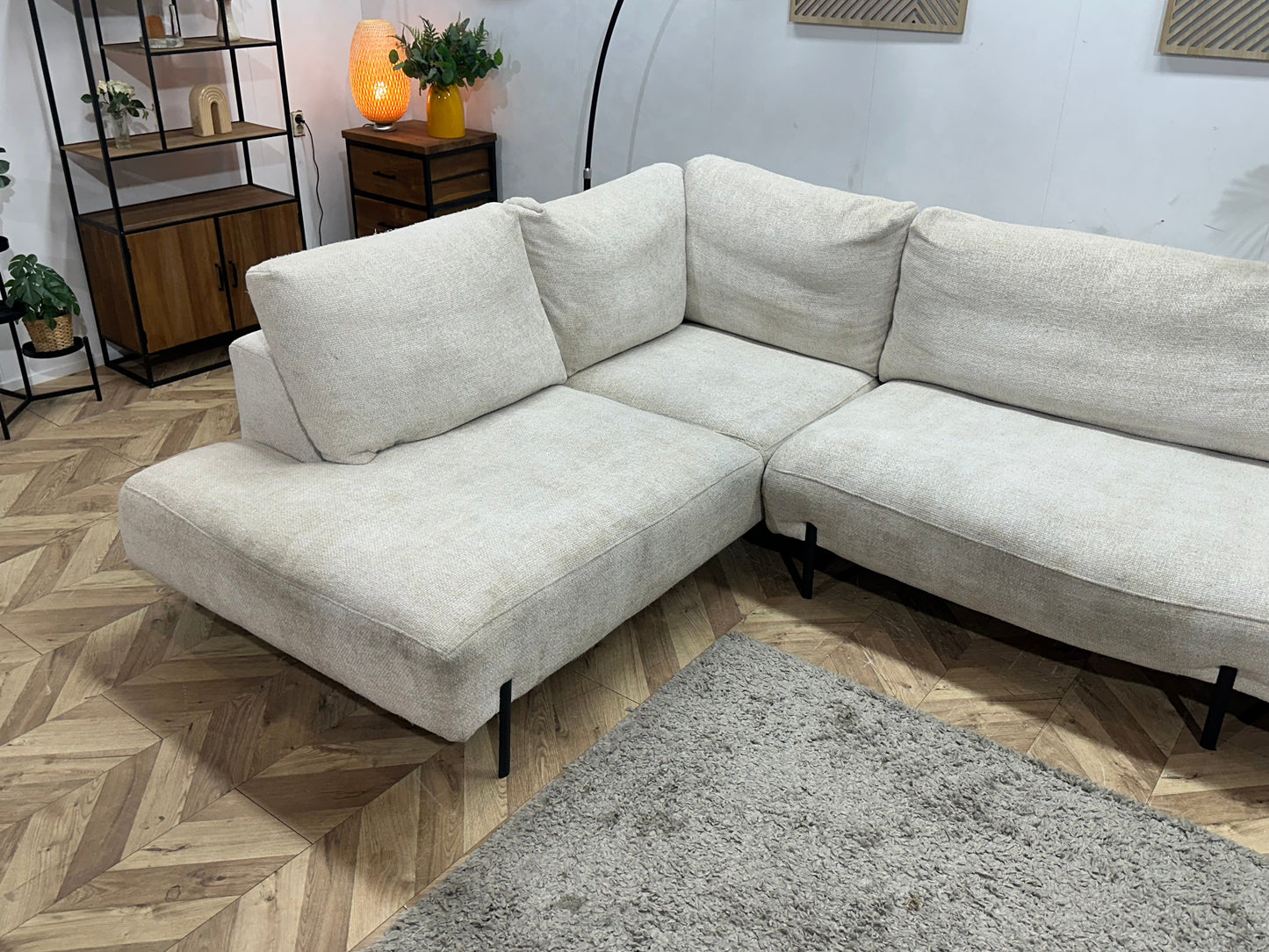 Witte Bouclé Stoffen Hoekzetel ~ Losse Rugkussens Met Afneembare Hoezen