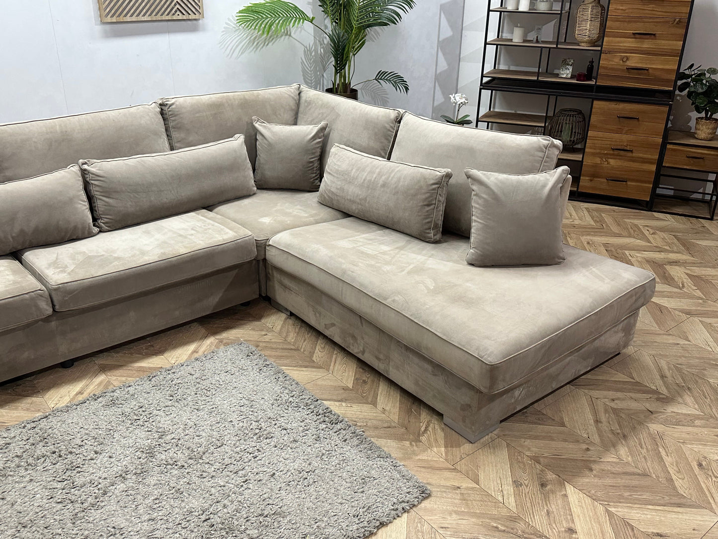 Grijze/Beige Velvet Hoekzetel ~ Losse Kussens Met Afneembare Hoezen