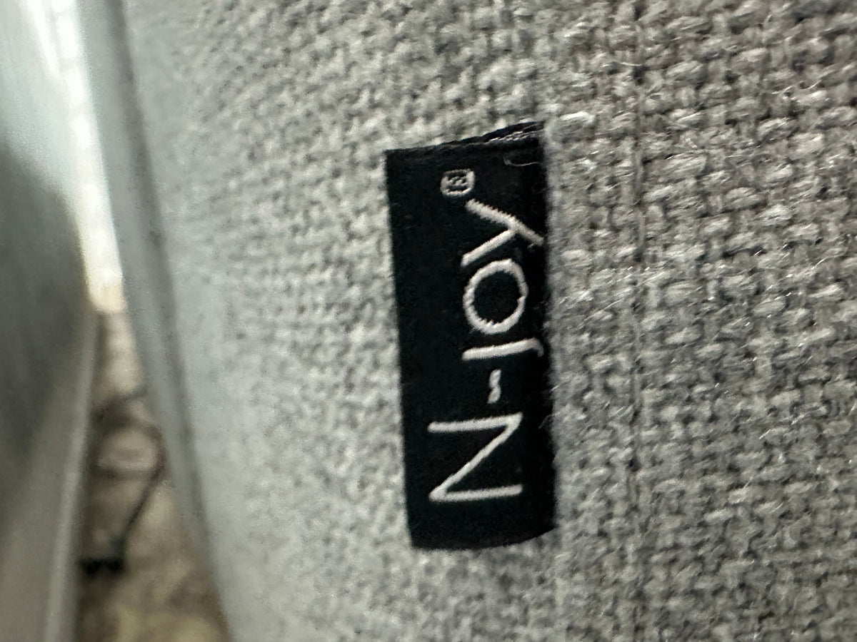 N-Joy Licht Grijze Hoekzetel ~ Vaste Kussens