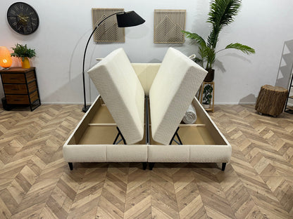 !Showroommodel! Witte Bouclé Stoffen Boxspring Inc Topper