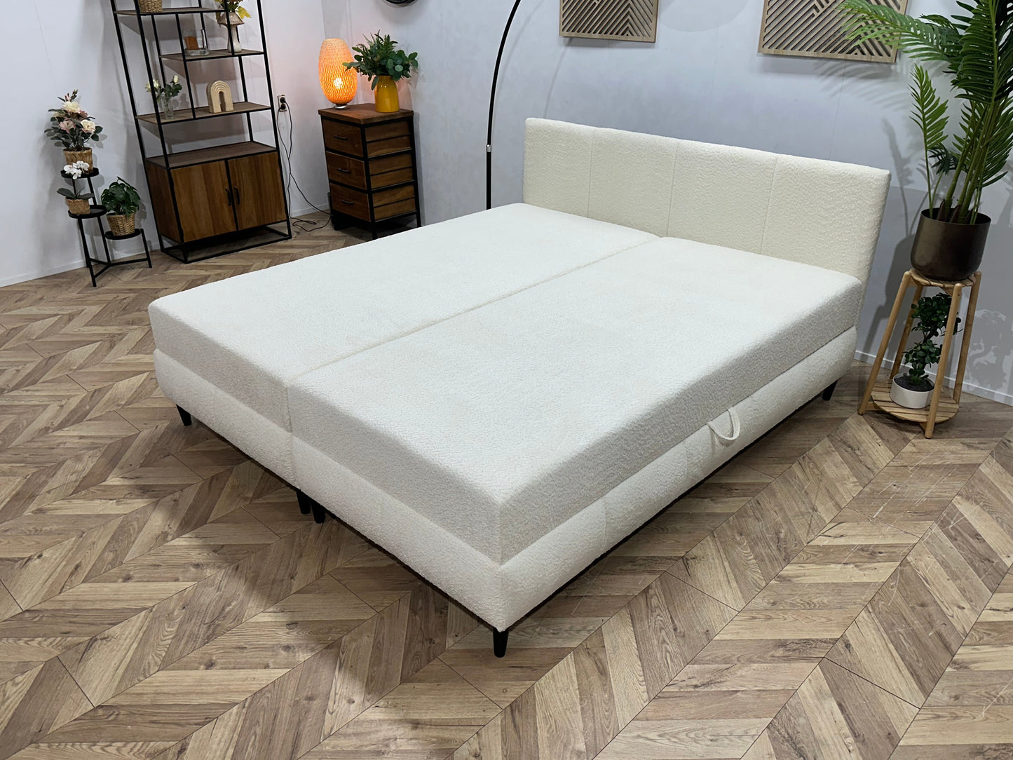 !Showroommodel! Witte Bouclé Stoffen Boxspring Inc Topper