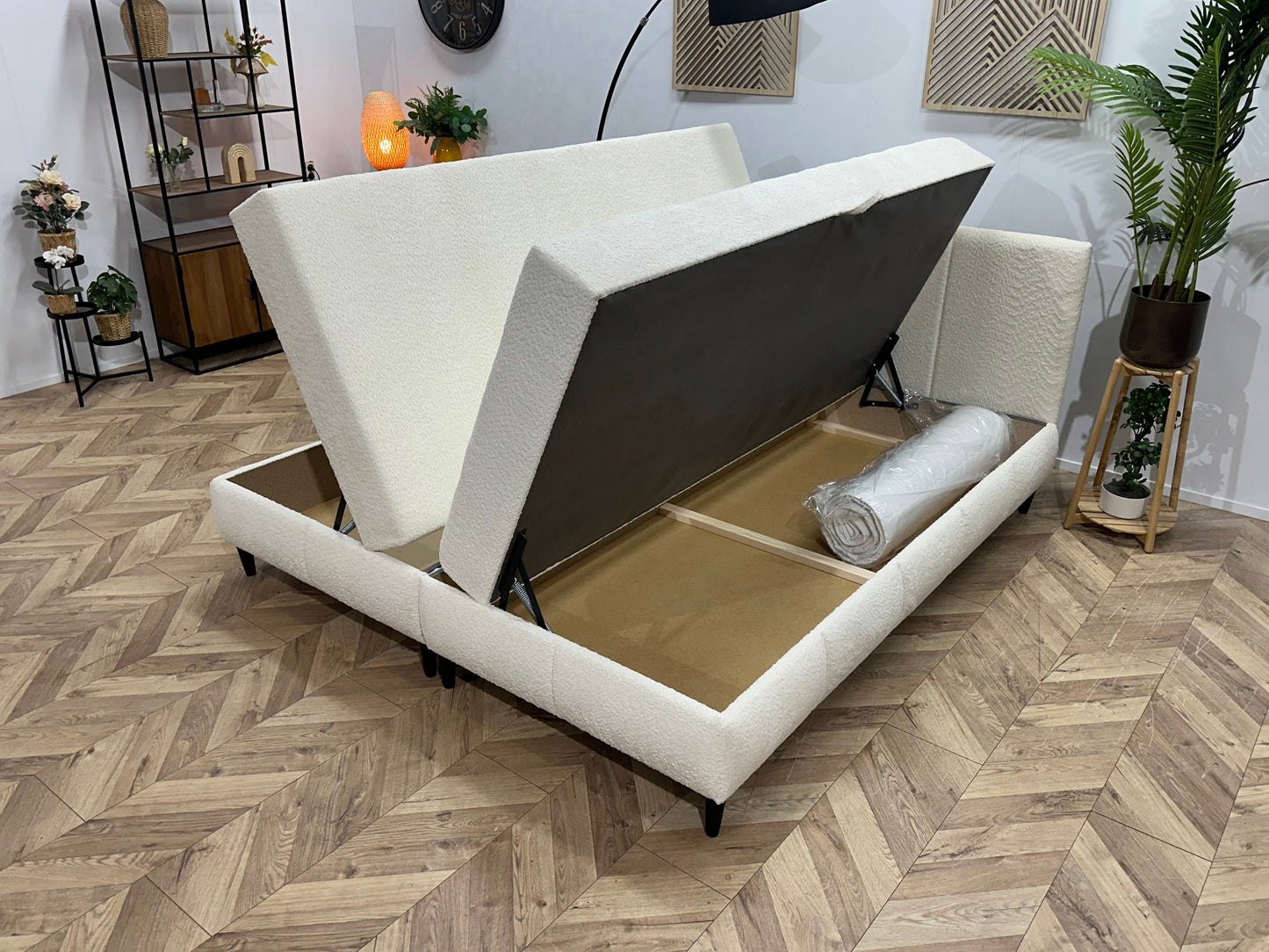 !Showroommodel! Witte Bouclé Stoffen Boxspring Inc Topper