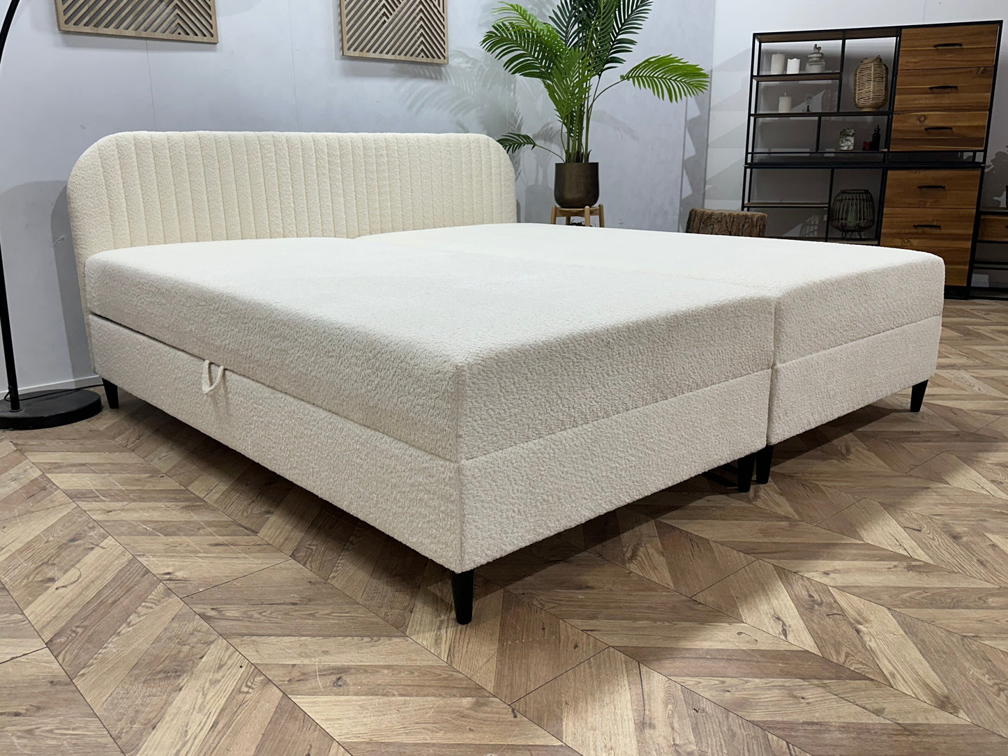 !Showroommodel! Witte Bouclé Stoffen Boxspring Inc Topper