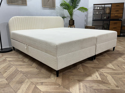 !Showroommodel! Witte Bouclé Stoffen Boxspring Inc Topper
