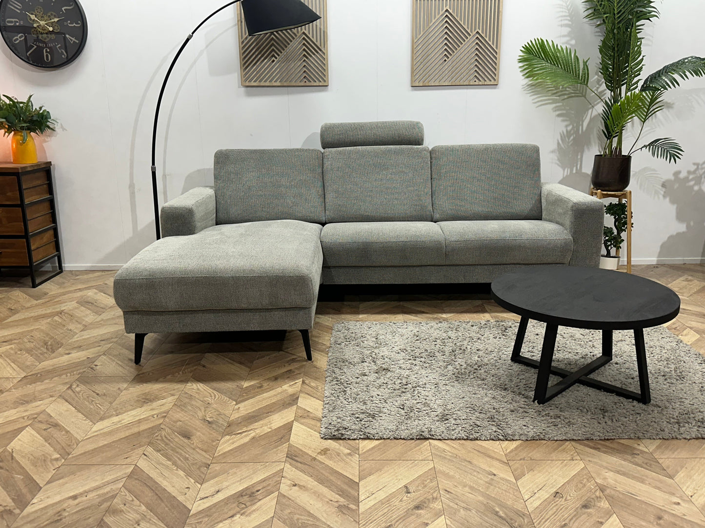 Licht Grijze Suede Stoffen Hoekzetel ~ Losse Rugkussens Met Afneembare Hoezen