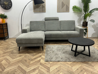 Licht Grijze Suede Stoffen Hoekzetel ~ Losse Rugkussens Met Afneembare Hoezen