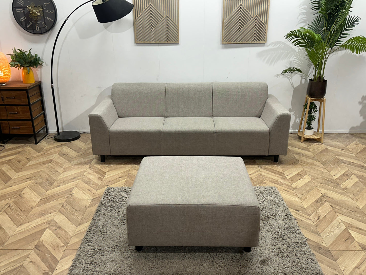 Grijze 3-Zits Zetel Inc. Hocker ~ Vaste Kussens