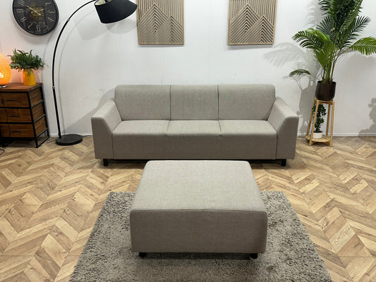 Grijze 3-Zits Zetel Inc. Hocker ~ Vaste Kussens