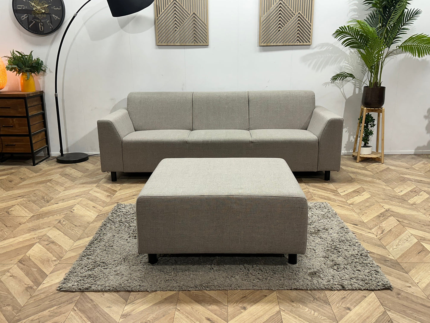 Grijze 3-Zits Zetel Inc. Hocker ~ Vaste Kussens