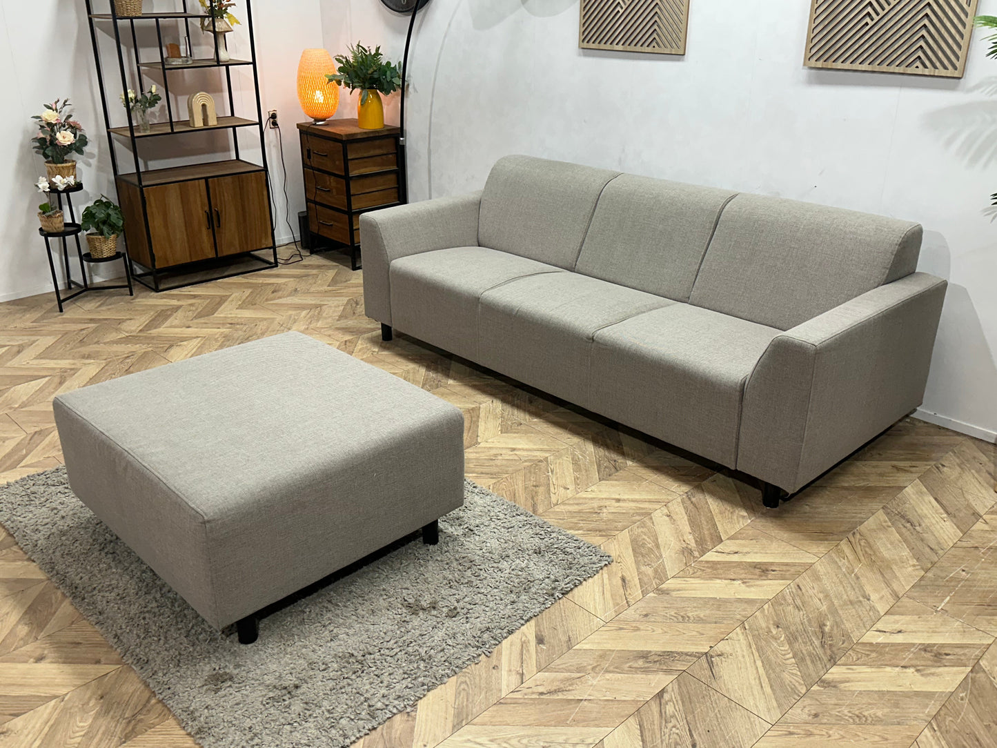 Grijze 3-Zits Zetel Inc. Hocker ~ Vaste Kussens