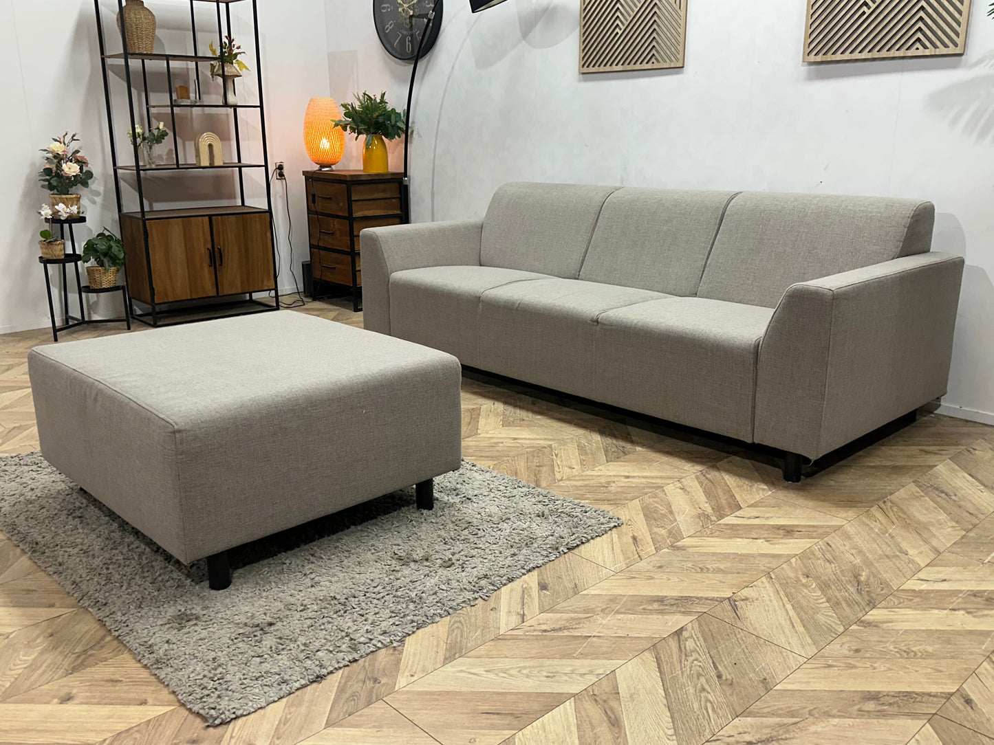 Grijze 3-Zits Zetel Inc. Hocker ~ Vaste Kussens