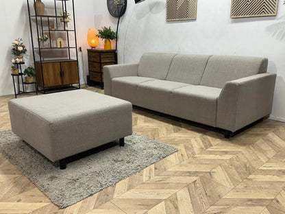 Grijze 3-Zits Zetel Inc. Hocker ~ Vaste Kussens