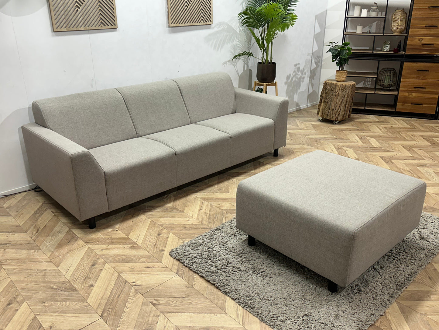 Grijze 3-Zits Zetel Inc. Hocker ~ Vaste Kussens