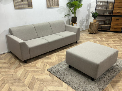 Grijze 3-Zits Zetel Inc. Hocker ~ Vaste Kussens