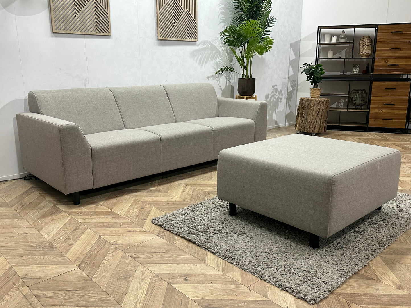 Grijze 3-Zits Zetel Inc. Hocker ~ Vaste Kussens